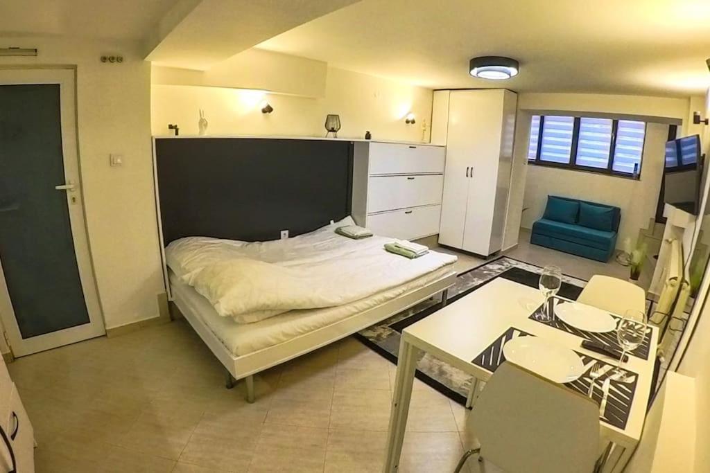 Studio With Courtyard Just Steps Away Vitosha Str Sofia Ngoại thất bức ảnh